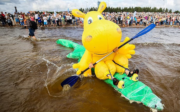 Một chú “hà mã” cưỡi cá sấu tham dự cuộc vui.