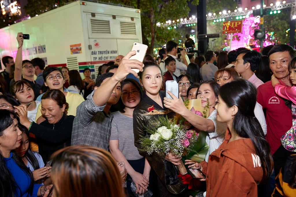 Ngay khi bước xuống Phố đi bộ Nguyễn Huệ, nữ diễn viên được công chúng chú ý.