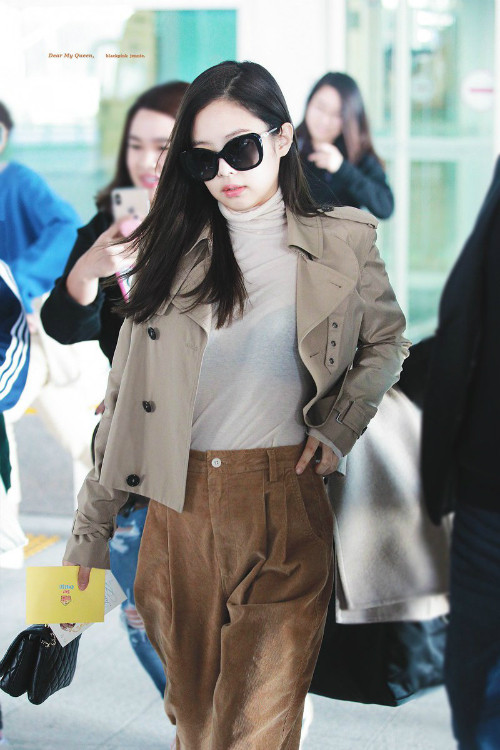 Chưa kể Jennie còn rất chịu khó thay đổi hình ảnh. Đời thường thì đơn giản mộc mạc mà lên sân khấu hay dự sự kiện, thì lồng lộn sang chảnh hết phần người khác.