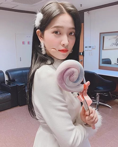 Vẻ ngoài của mỹ nhân sinh năm 1999 dịu dàng hơn khi mái tóc được nhấn nhá bằng phụ kiện kẹp tóc 