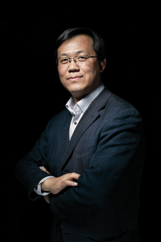 "Ông hoàng của những tin đồn" Trác Vỹ.