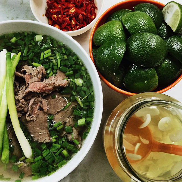 Giá trung bình của mỗi bát phở tại đây khoảng 45.000 đồng. Ảnh: chucanh_ Giá trung bình của mỗi bát phở tại đây khoảng 45.000 đồng. Ảnh: chucanh_