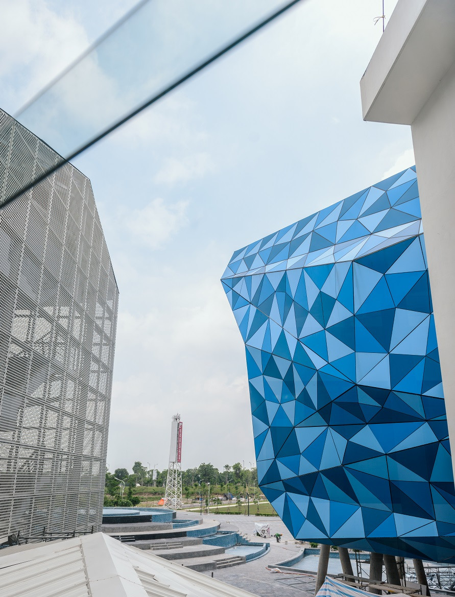 Khuôn viên trường có thiết kế độc đáo và được ứng dụng công nghệ hiện đại.