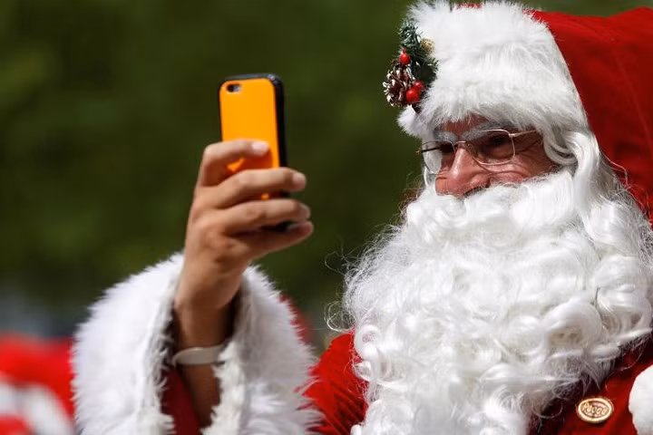 Ông già Noel cũng thích chụp hình "tự sướng"