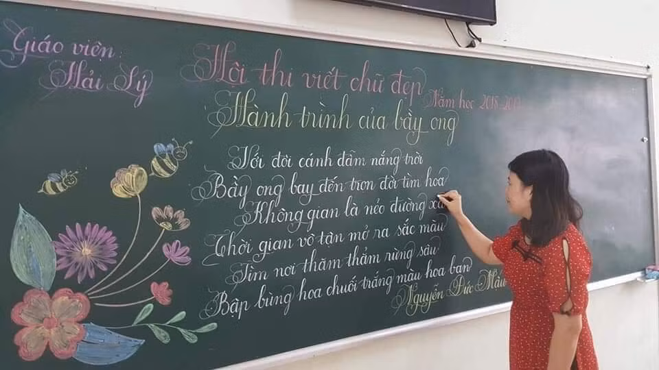 Các cô giáo đã “tùy cơ ứng biến” các họa cảnh, cách điệu kiểu chữ sao cho phù hợp với đề tài con người – quê hương – đất nước mà mình nhận được.