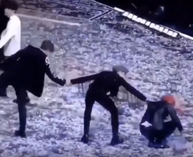 Rồi túm luôn cổ áo xách đi.