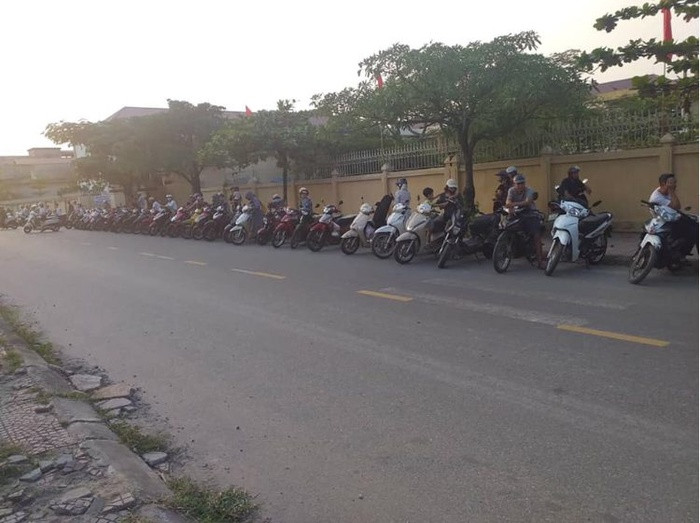 Hình ảnh phụ huynh xếp hàng văn minh gây sốt cộng đồng mạng ít ngày vừa qua.