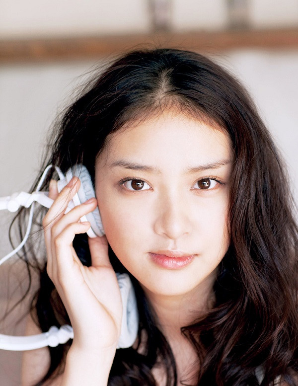 Khi sự nghiệp đang lên, Takei Emi lại đột ngột tuyên bố kết hôn và đang mang thai. Điều này đã ảnh hưởng không nhỏ đến các hợp đồng quảng cáo của cô thời điểm đó. Takei Emi đã tạm ngừng sự nghiệp đóng phim và một thời gian sau mới quay trở lại. Cô có những tác phẩm nổi bật như 