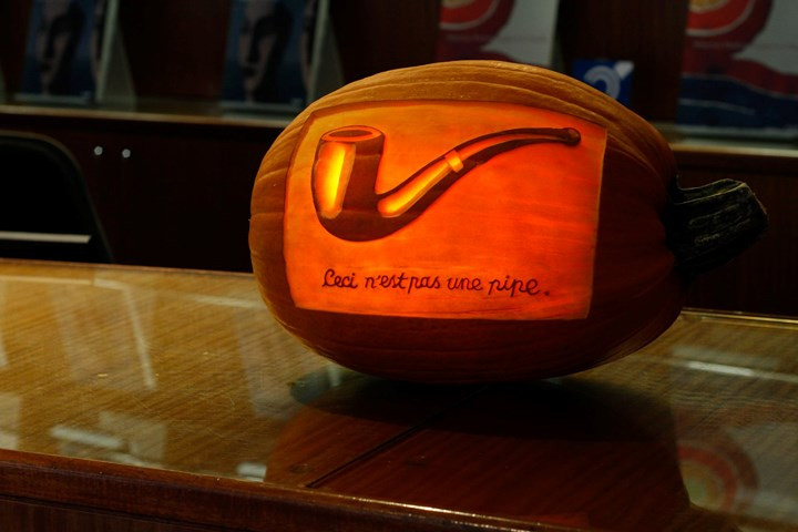 Nhưng 2 nghệ sỹ ở Brooklyn, Mỹ, không chỉ làm ra những tác phẩm “kinh dị” theo chủ đề của dịp lễ này mà muốn tái hiện các tòa nhà chọc trời, poster phim, thậm chí là các tác phẩm hội họa trứ danh.