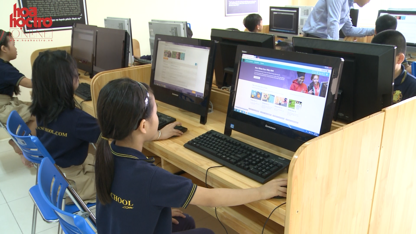 Phòng thực hành máy tính với hàng chục máy hiện đại giúp các bạn học sinh thực hành.