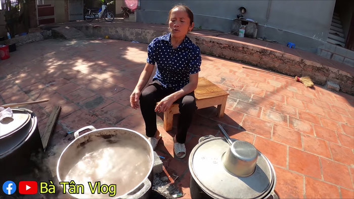 Hỗn hợp thạch rau câu của Bà Tân nhìn rất ngon mắt nhưng lại thất bại khi thành hình. (Ảnh: Bà Tân Vlog)