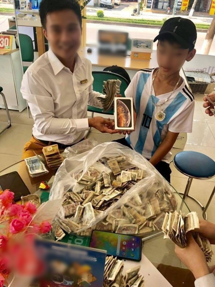 Hình ảnh cậu bé đi mua điện thoại xịn bằng bọc tiền lẻ tích góp 3 năm trời.