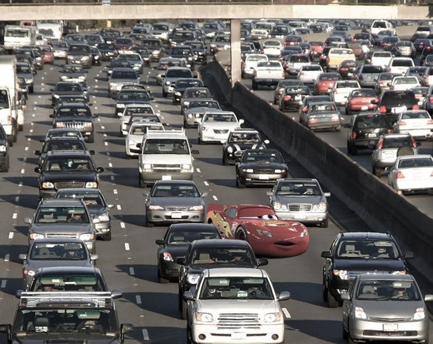 Tay đua kỳ cựu Lightning McQueen không có cơ hội để trổ tài khi gặp cảnh tắc đường như thế này.