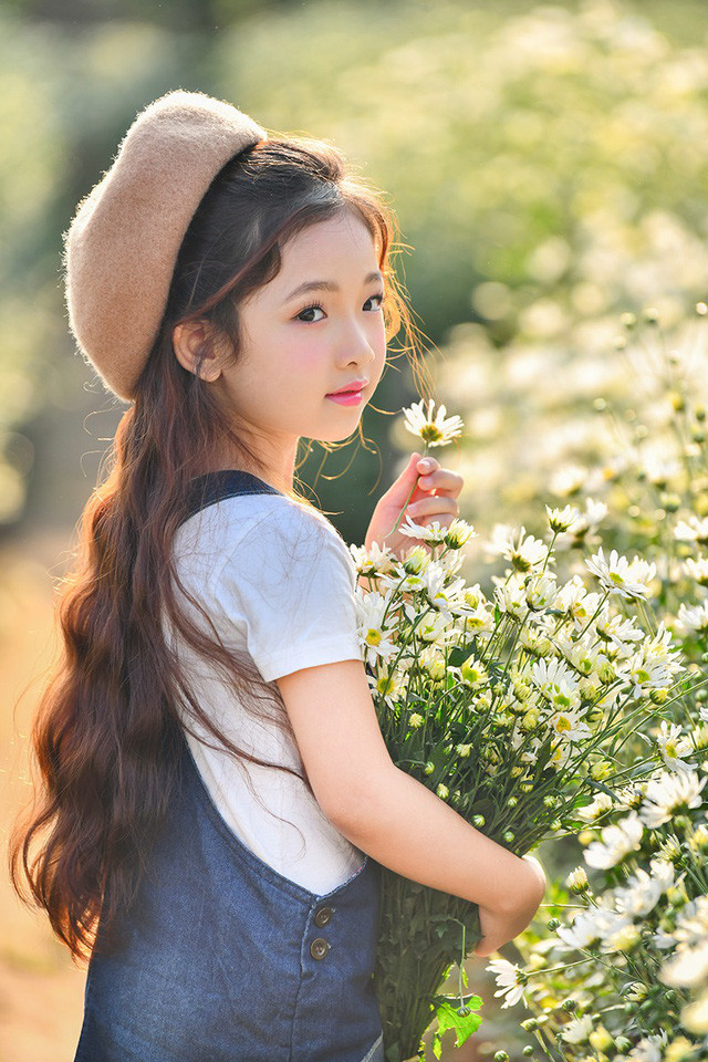 Phan Hà Linh (sinh năm 2012) từng được biết tới qua bộ ảnh được chụp trên phố đi bộ Hồ Gươm. Cô bé giống như một nàng công chúa với gương mặt xinh xắn và mái tóc dài mượt mà.