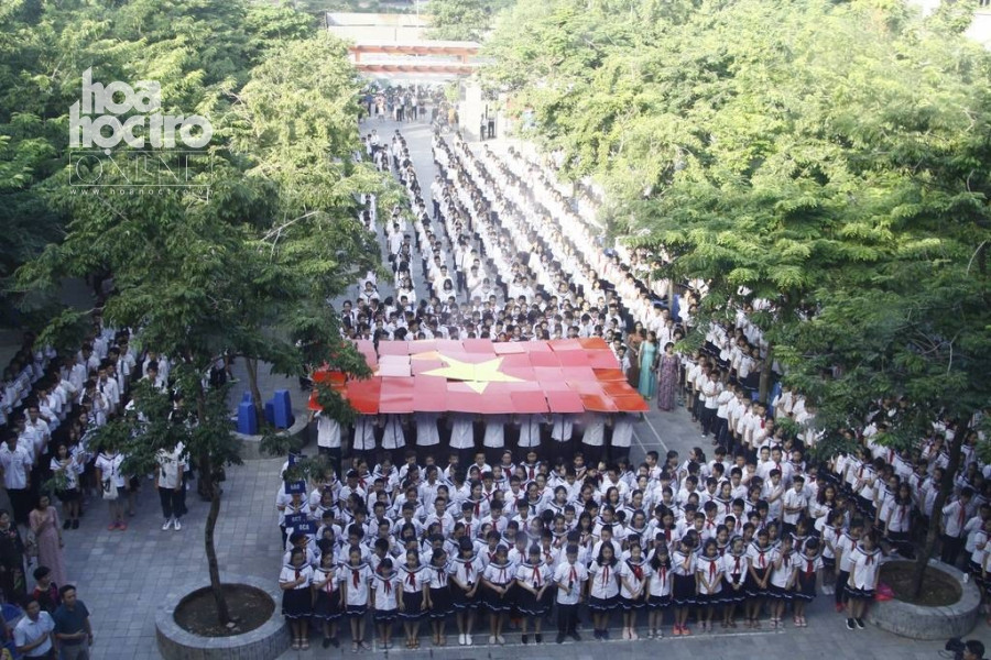 Màn xếp hình khối ở giữa tạo nên khung cảnh đặc biệt với hình lá cờ đỏ sao vàng.