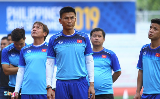 Các trợ lý của huấn luyện Park Hang-seo quan sát địa thế các nhà cao tầng xung quanh sân. Ảnh: Quang Thịnh.