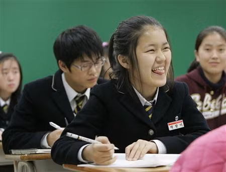 Học sinh Hàn Quốc. ẢNH: REUTERS.
