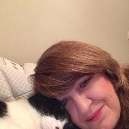 Elaine bị vài vết xước, bầm tím và bị sốc.