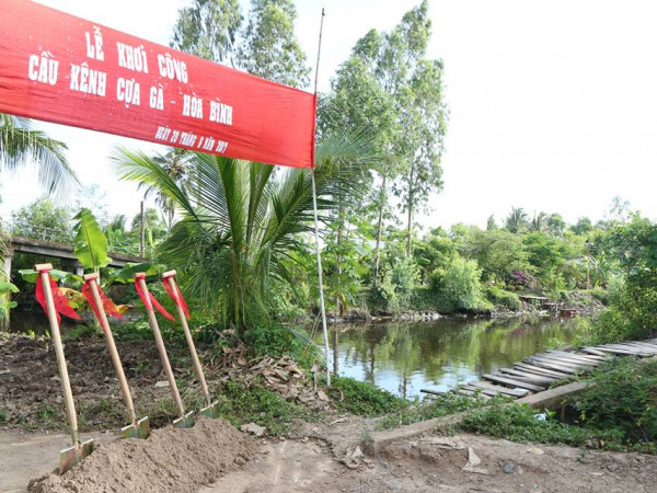 Lễ khởi công xây dựng cầu kênh Cựa Gà tại ấp Hòa Bình, xã Vình Hòa, huyện U Minh Thượng.Chiếc cầu kênh sẽ sớm được hoàn thiện theo tiến độ để phục vụ nhu cầu đi lại của bà con nơi đây