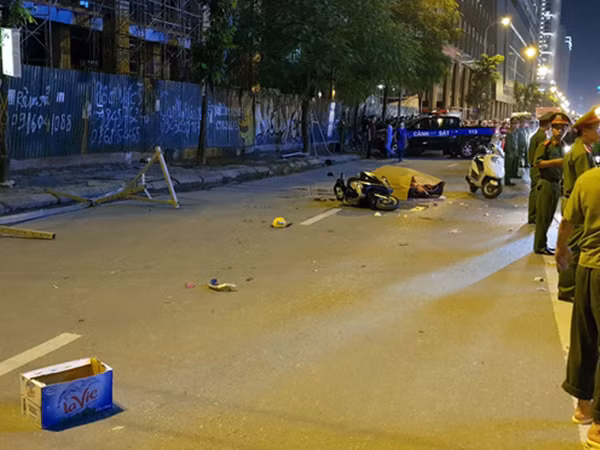 Khung sắt rơi xuống đường khiến 2 người thương vong.
