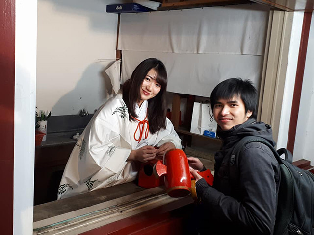 Minh Trí (phải) đang học ở Nhật.