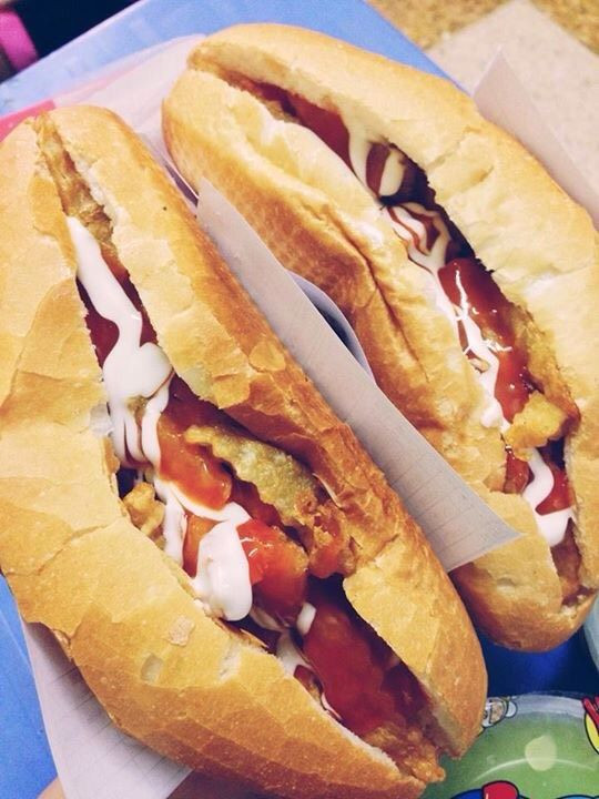 Bánh mỳ nem khoai - niềm tự hào của teen Trần Nhân Tông. Ảnh: @doanhuyen2612