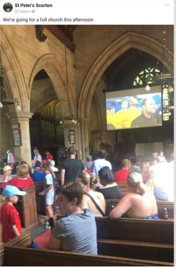 Thậm chí nhà thờ còn lắp đặt một màn hình lớn để khách đến tham dự đám cưới tiện theo dõi trận bóng.