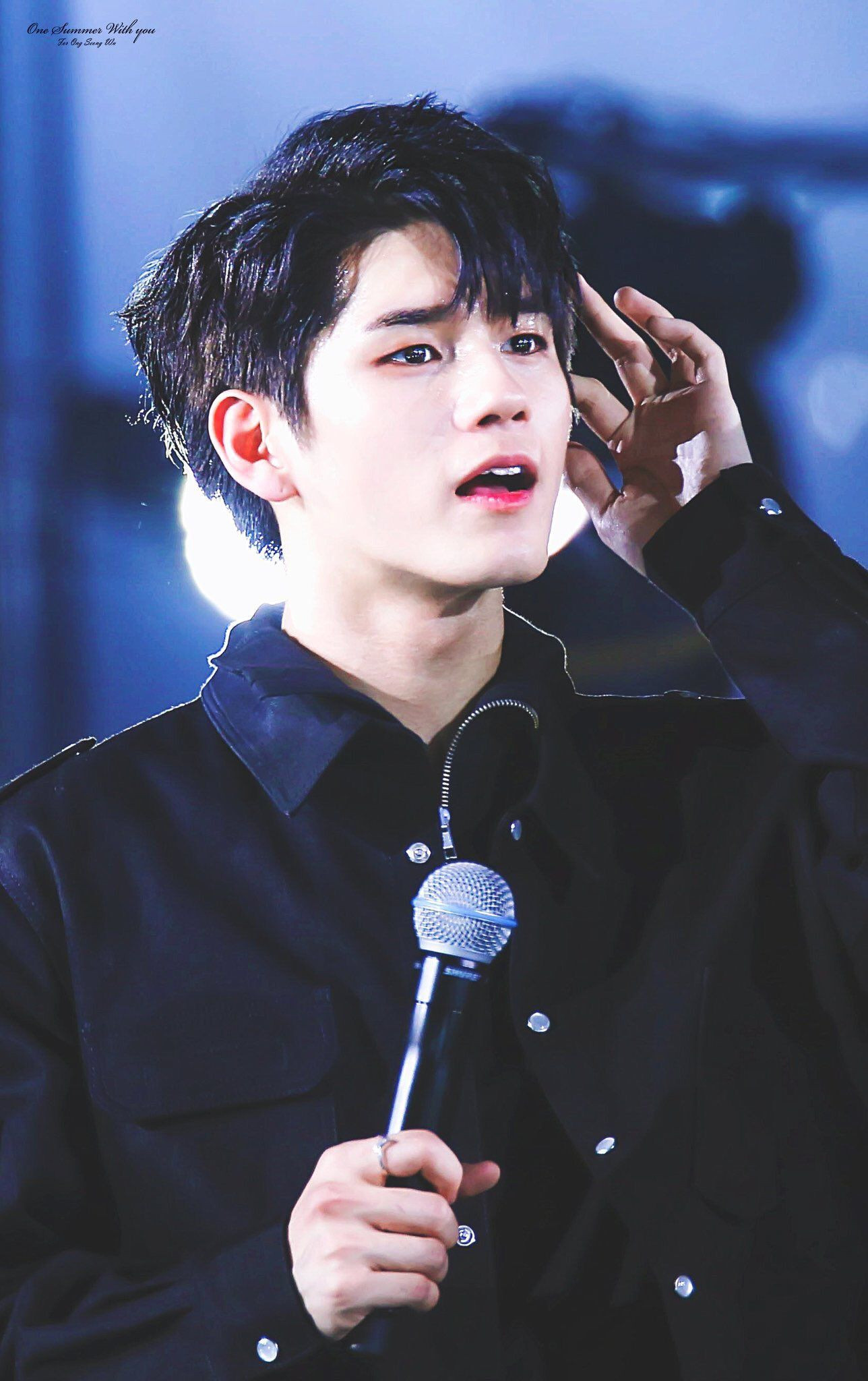 Ong Seong Woo - "vựa muối" của WANNA ONE đã vươn lên vị trí dẫn đầu. Với gương mặt điển trai, cùng tính cách dễ thương, anh chàng chiếm trọn trái tim người hâm mộ.