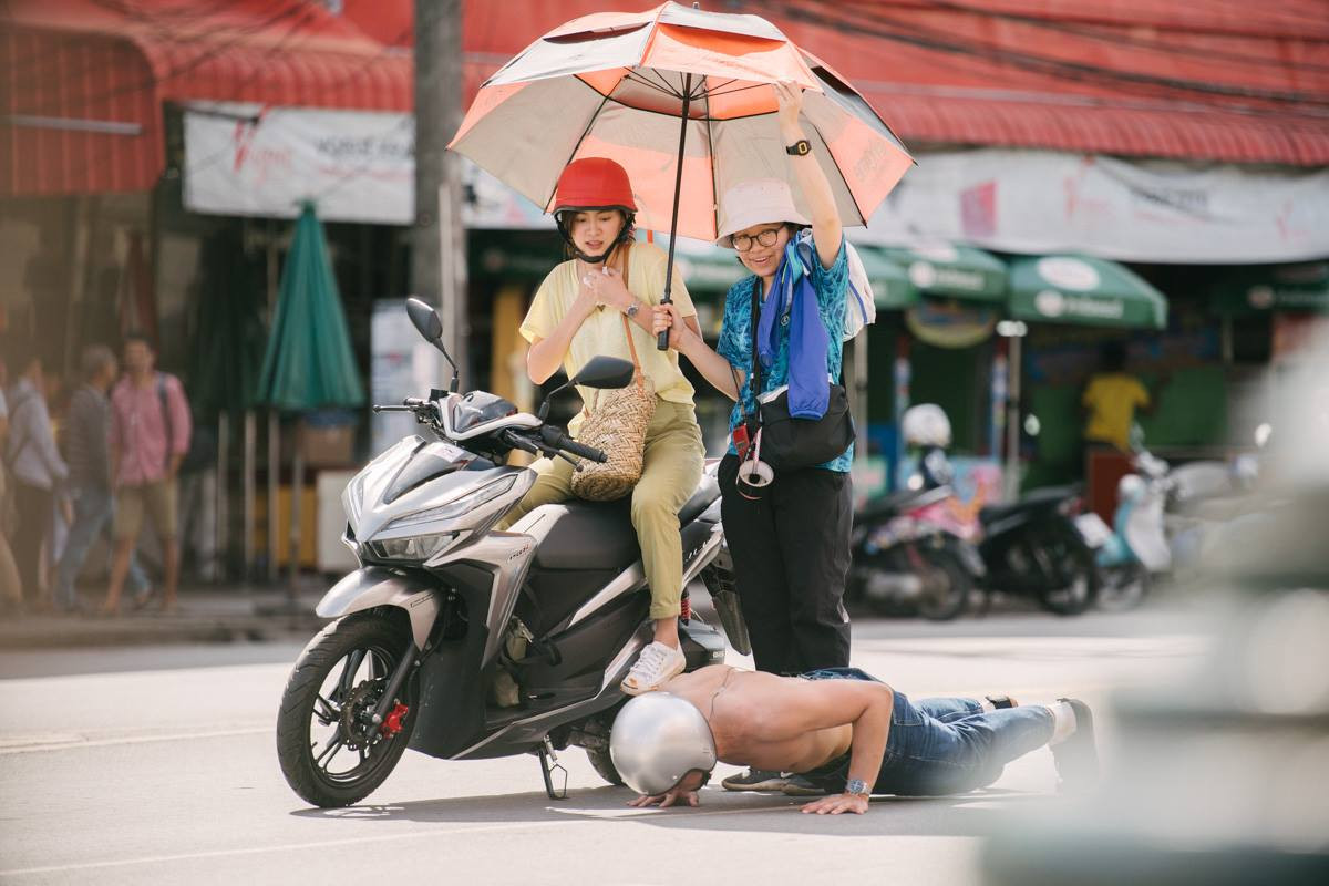 Trai đẹp Nine tranh thủ chống đẩy giữa cảnh quay. Trai đẹp Nine tranh thủ chống đẩy giữa cảnh quay.