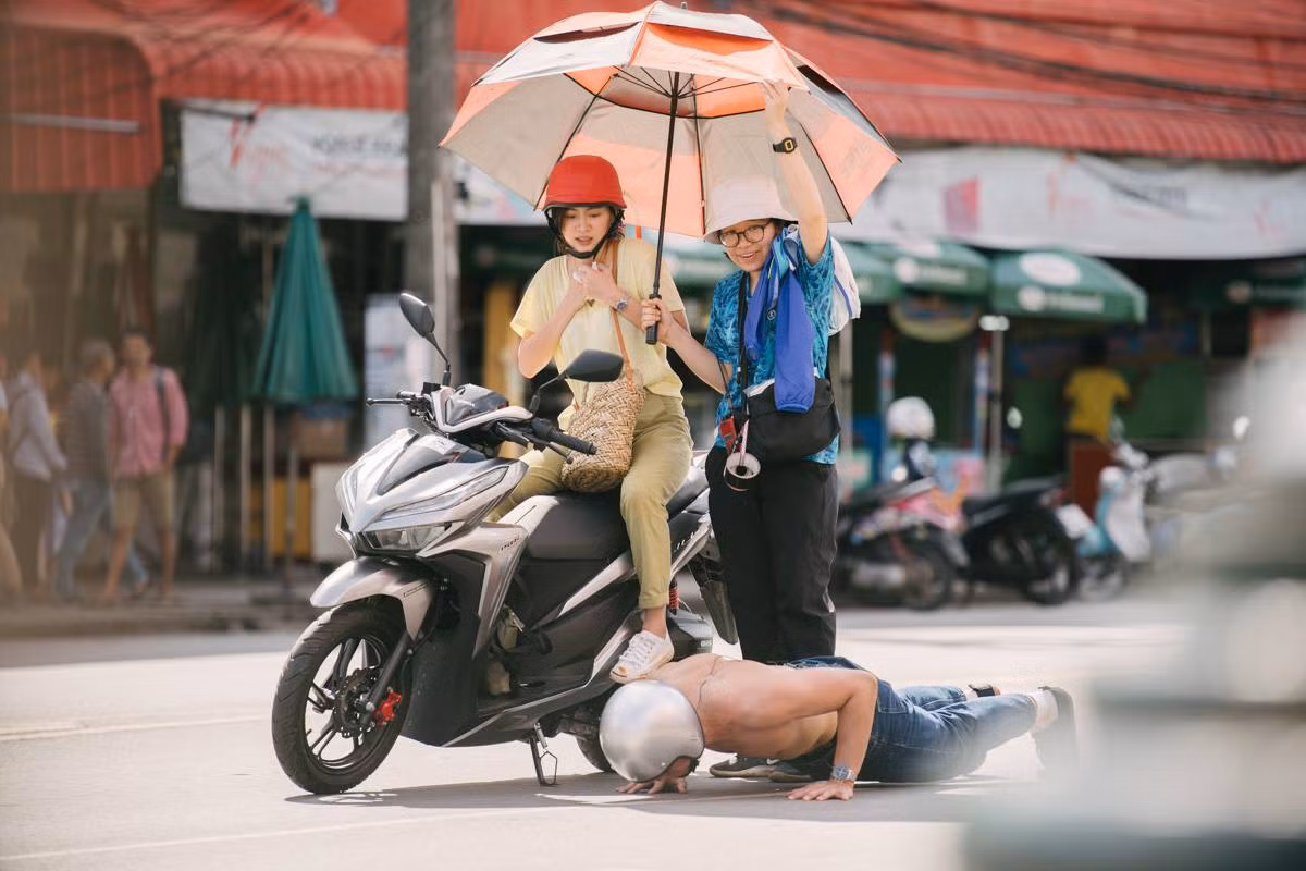 Trai đẹp Nine tranh thủ chống đẩy giữa cảnh quay.