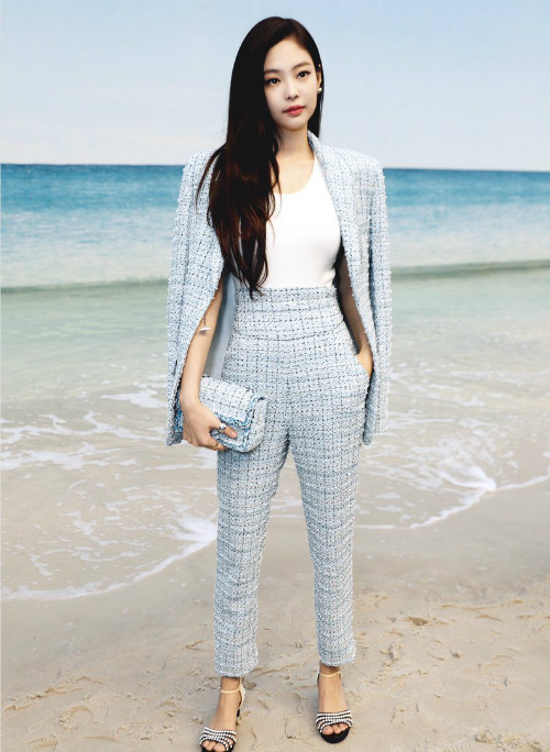 Trang phục của Jennie có màu sắc khá nhạt nhòa ít điểm nhấn, kiểu dáng cũng khá nghiêm túc. Nhưng nhìn Jennie vẫn sang chảnh như một fashionista chính hiệu.