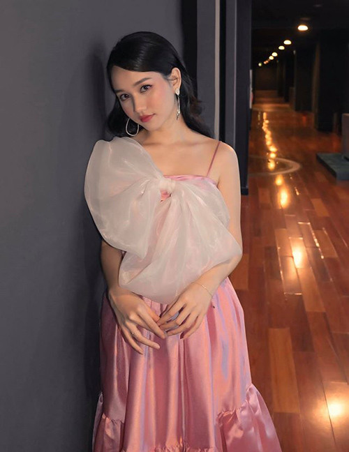 Là nữ chính trong tác phẩm điện ảnh chuyển thể từ truyện dài nổi tiếng cùng tên Mắt biếc, Trúc Anh gây chú ý khi phim vừa ra rạp. Ngoài gương mặt thơ ngây, Trúc Anh ở đời thường cũng có phong cách ăn mặc toát lên vẻ tinh khôi không khác nhân vật Hà Lan là bao.