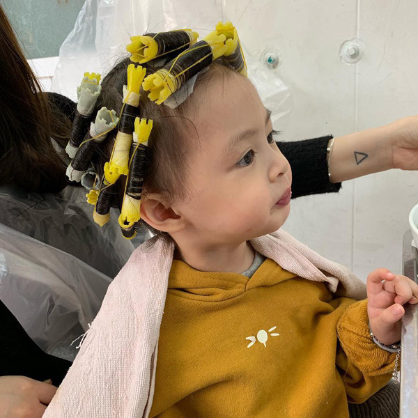 Cam Cam tỏ ra rất háo hức với mái tóc mới.