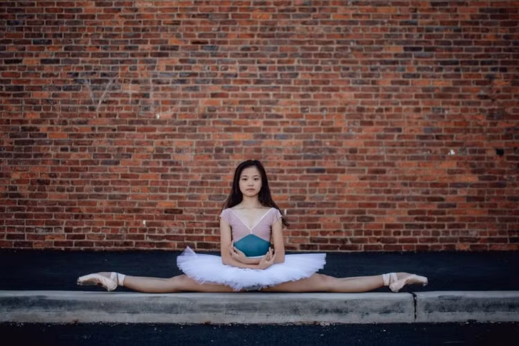 Hiện Hà Nhi đang là sinh viên ngành ballet tại trường Kirov Academy of Ballet of Washington DC, Mỹ