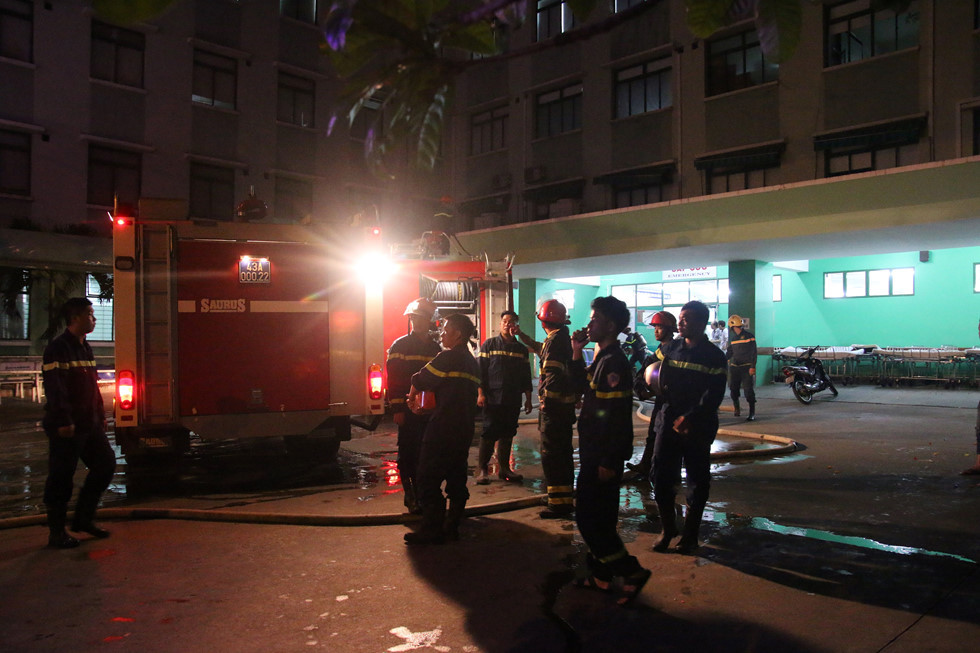 Xe chữa cháy chuyên dụng và hàng chục cán bộ chiến sĩ nhanh chóng có mặt tại hiện trường. ẢNH: HUY ĐẠT.