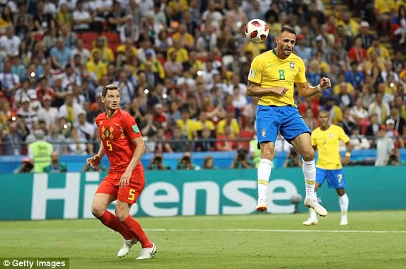 Augusto ghi bàn rút ngắn tỷ số, thắp lên hy vọng cho đội tuyển Brazil.