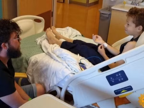 Thầy Lanning chăm sóc Damien trong bệnh viện.