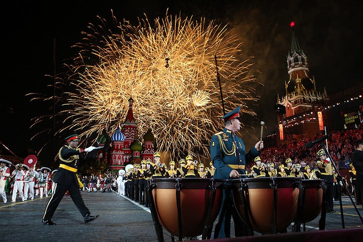 Festival quân nhạc quốc tế Spasskaya tower là sự kiện được tổ chức hàng năm, diễn ra từ cuối tháng 8 đến đầu tháng 9 tại Quảng trường Đỏ. Ảnh: Màn pháo hoa tại Festival quân nhạc.