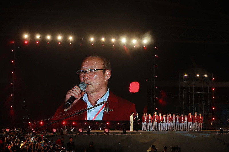 HLV tuyển Olympic Việt Nam cùng học trò trên sân khấu buổi lễ vinh danh tại SVĐ Mỹ Đình.
