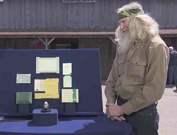 Ông David đem đồng hồ đến hội chợ đồ cổ vì ông không dùng đến nó.