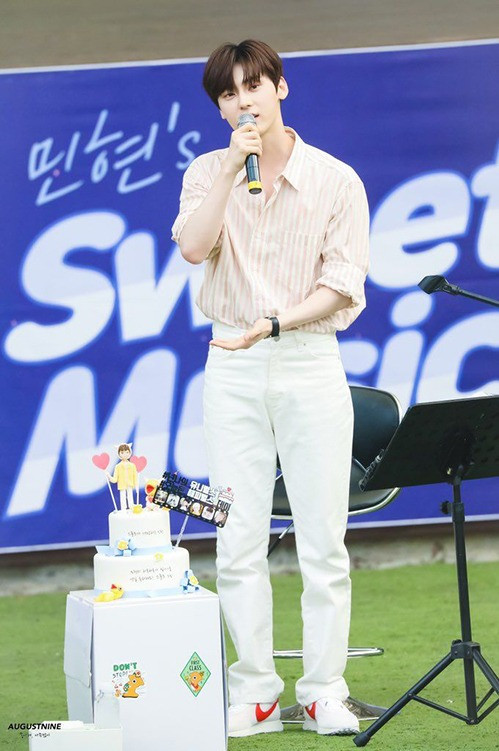 Những gam màu sáng luôn là lựa chọn số một của anh chàng. Với áo sơ mi kẻ kết hợp quần trắng và giày thể thao cùng tông, Minhyun trông tươi mới, tràn đầy sức sống.