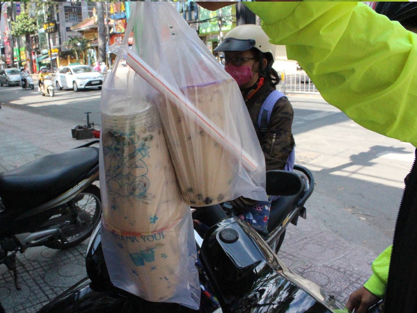 Thử thách đi mua trà sữa giữa trời nắng 40 độ C để chứng minh tình yêu, liệu có đáng ?! (Ảnh minh họa: Internet).