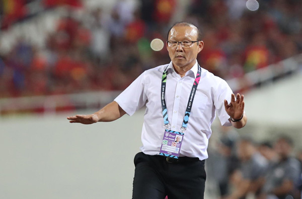 Thầy Park dường như không bao giờ ngồi yên trên băng ghế huấn luyện viên tại các trận đấu.