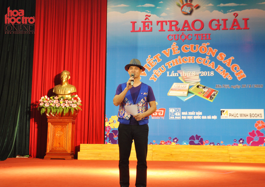 Trong suốt buổi lễ, MC Xuân Bắc luôn giao lưu với các bạn học sinh và trao tặng những phần quà nhỏ.