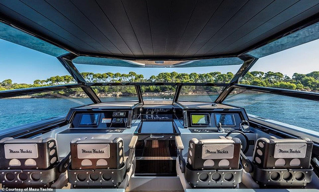 Khoang thuyền trưởng có thể chứa đến 3 khách để cùng ngắm đường đi phía trước của thuyền.