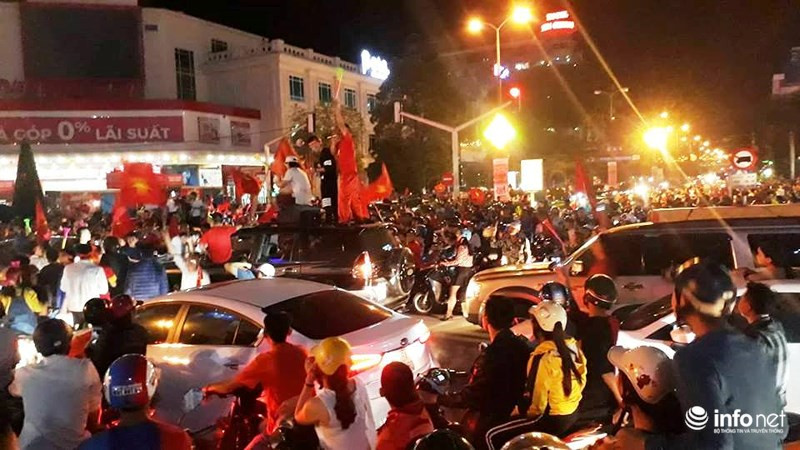 Người hâm mộ cả nước trong niềm vui chiến thắng. Người hâm mộ cả nước trong niềm vui chiến thắng.