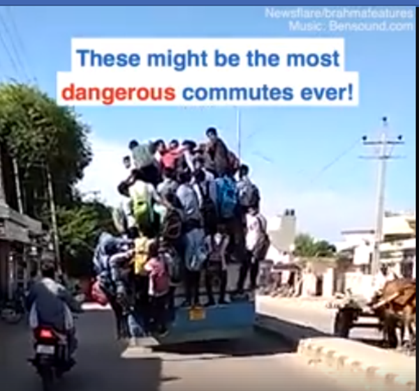 Một chiếc xe buýt trở học sinh đi học tại Ấn Độ, học sinh phải bất chấp nguy hiểm để đu bám vào thành xe để kịp giờ học.