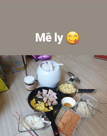 Bữa ăn đơn giản, ấm cúng của của 2 tuyển thủ Việt Nam trên xứ sở kim chi.