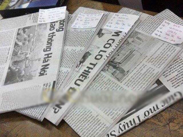 Bọc báo lại cho vở sạch đẹp, kèm theo nhãn vở handmade.