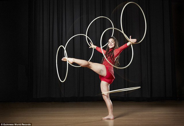 Thời lượng xoay được 6 chiếc vòng lắc lâu nhất là trong một phút 10,347 giây. Thành tích này thuộc về cô Brookelynn Bley đến từ bang Indiana, Mỹ.